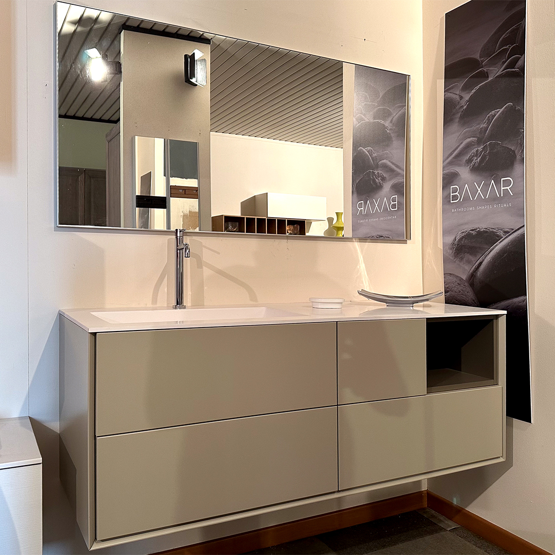 Composizione bagno sospesa Libera+ di Novello
